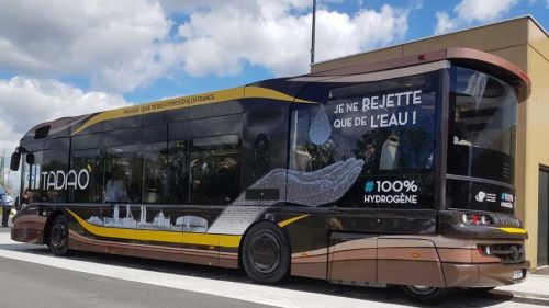 Een bijzondere bus op waterstof met twee extra wielen