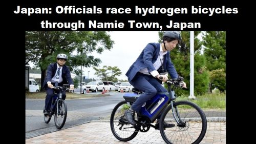 Japan: ambtenaren racen op de waterstoffietsen door Namie Town, Japan